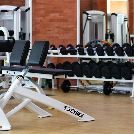 Dubai Marine Beach Resort & Spa Esterno foto A typical gym