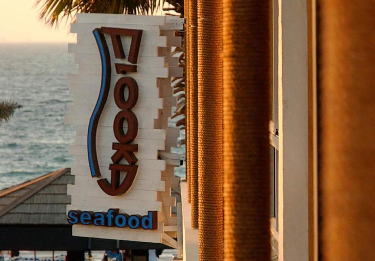 Dubai Marine Beach Resort & Spa Esterno foto Seafood restaurant in Marbella, Spain