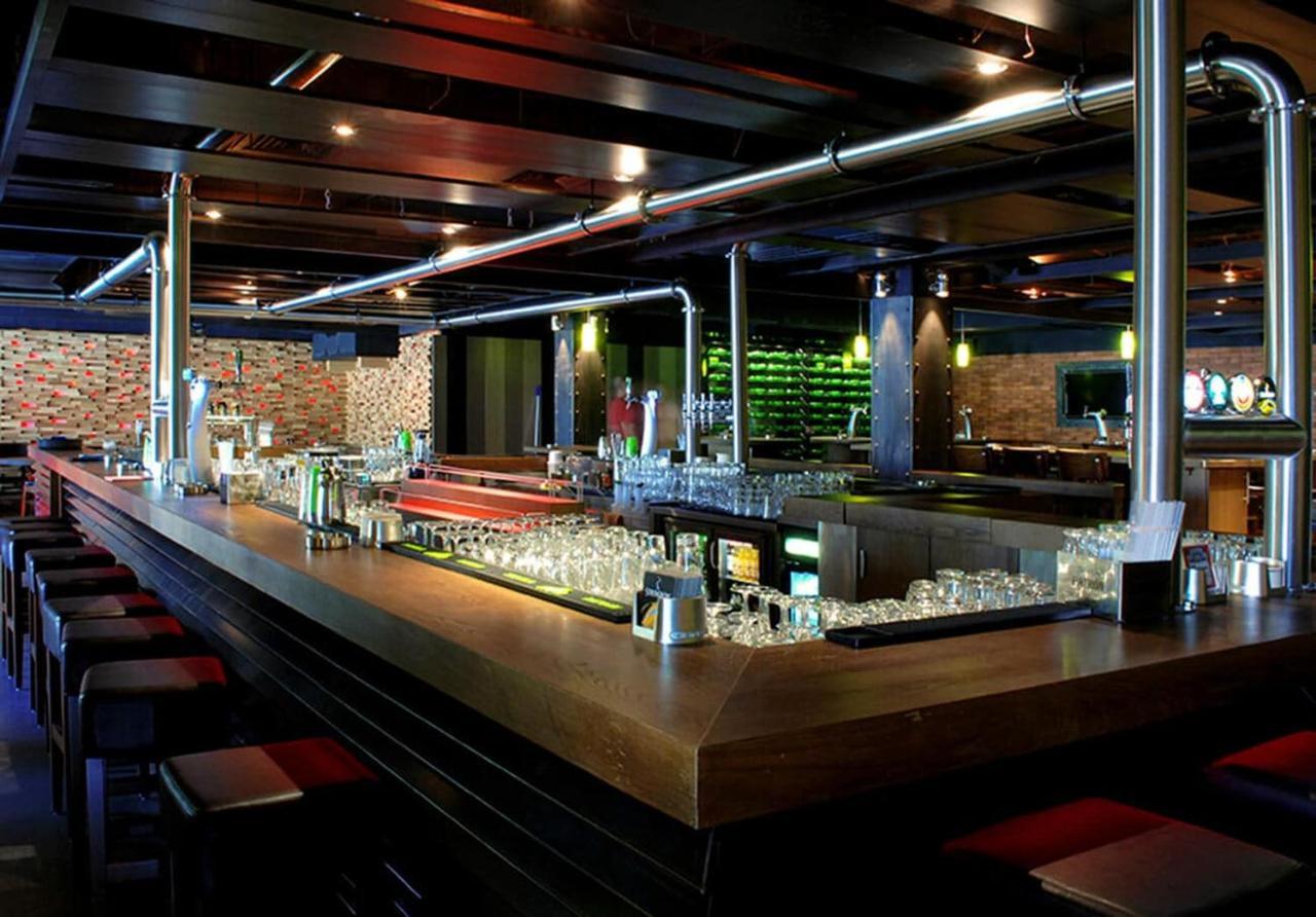Dubai Marine Beach Resort & Spa Esterno foto The bar at the restaurant
