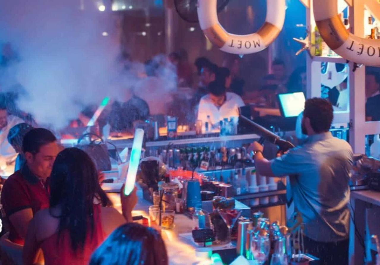Dubai Marine Beach Resort & Spa Esterno foto The bar at the nightclub