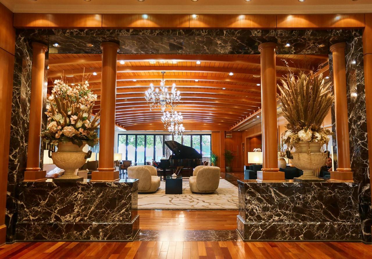 Dubai Marine Beach Resort & Spa Esterno foto The lobby of the Four Seasons Hotel