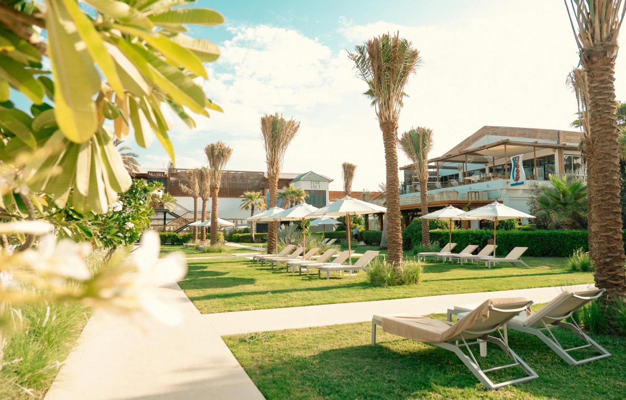 Dubai Marine Beach Resort & Spa Esterno foto The resort's grounds