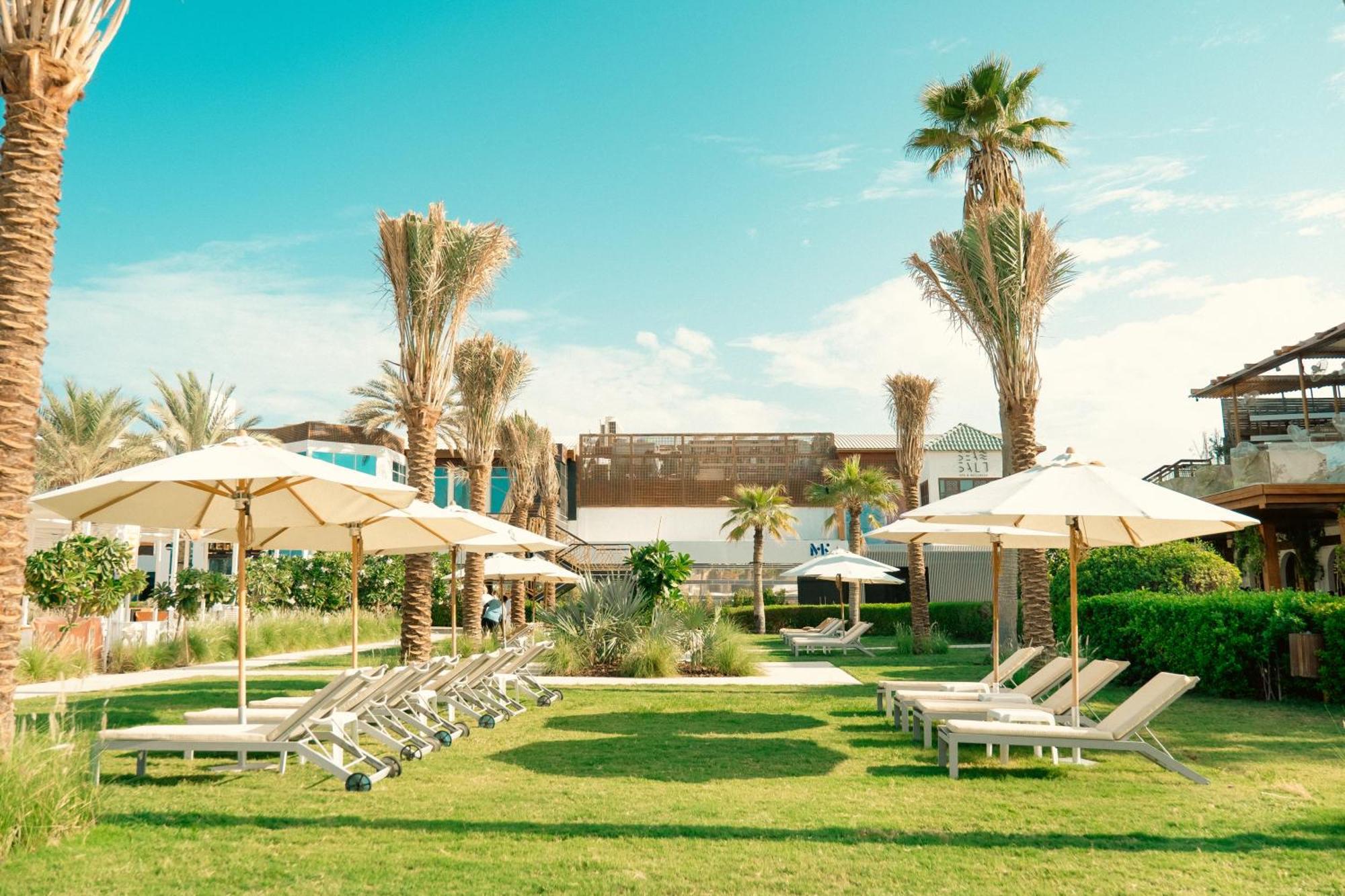 Dubai Marine Beach Resort & Spa Esterno foto The beach at the resort