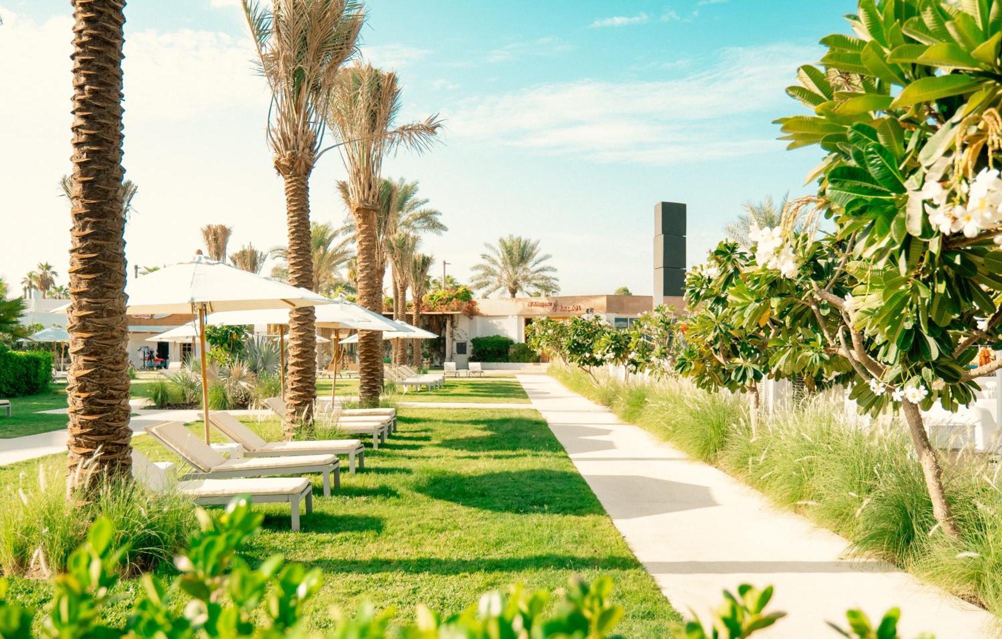 Dubai Marine Beach Resort & Spa Esterno foto The resort's gardens