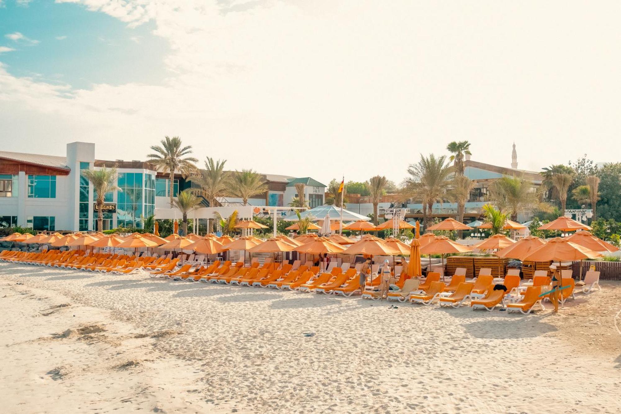 Dubai Marine Beach Resort & Spa Esterno foto The beach at the resort