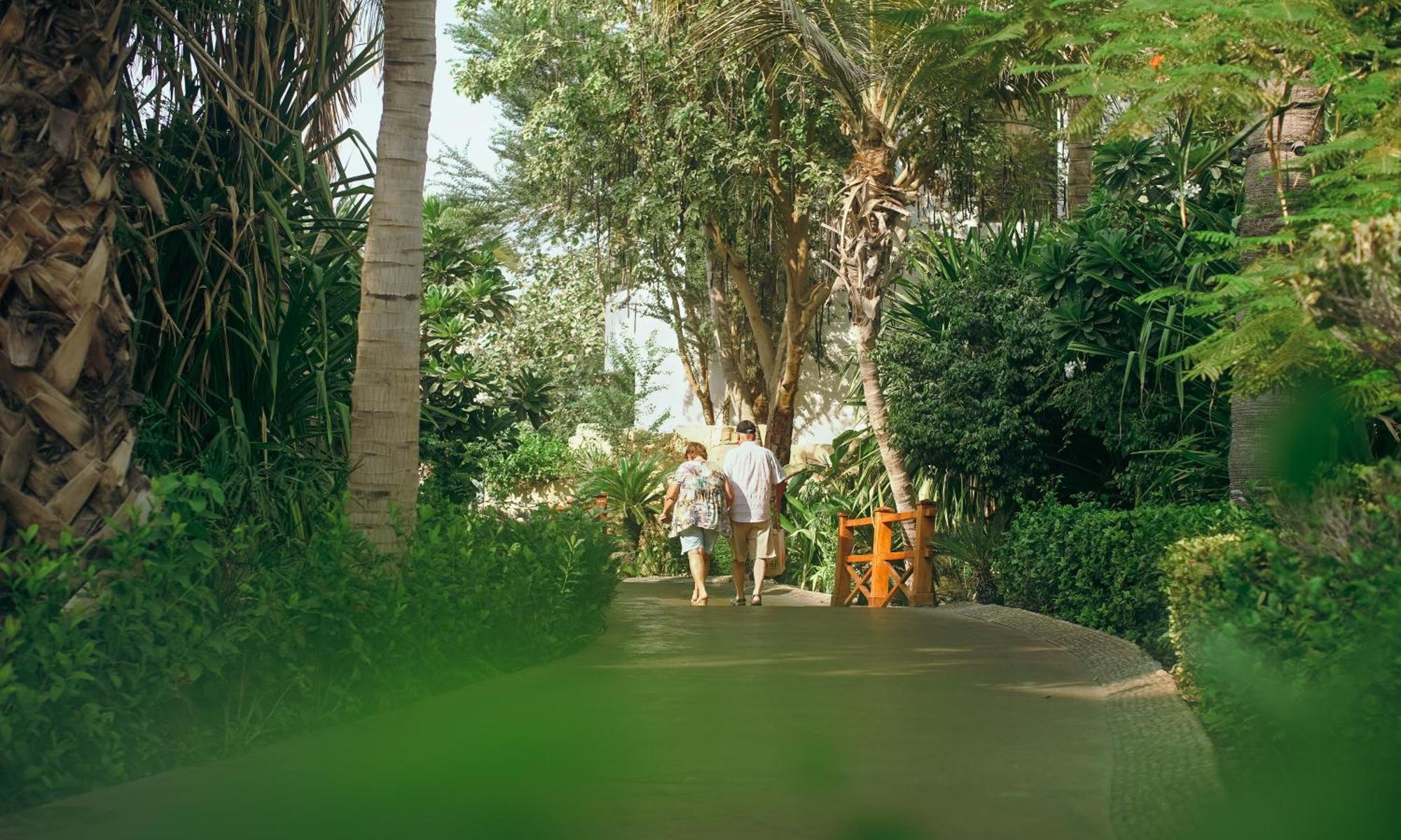 Dubai Marine Beach Resort & Spa Esterno foto The path through the gardens