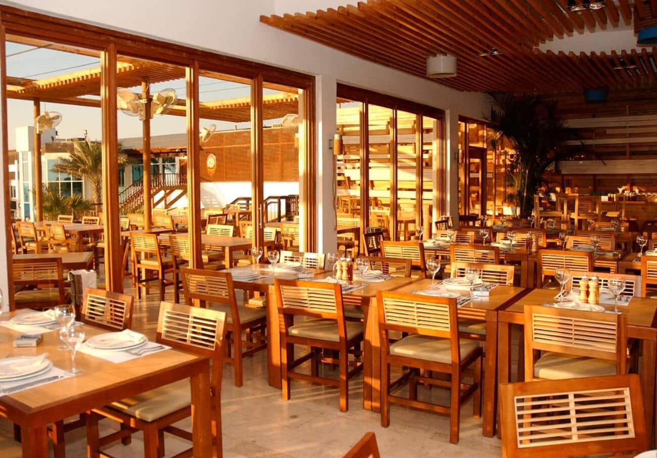 Dubai Marine Beach Resort & Spa Esterno foto Interior of a restaurant