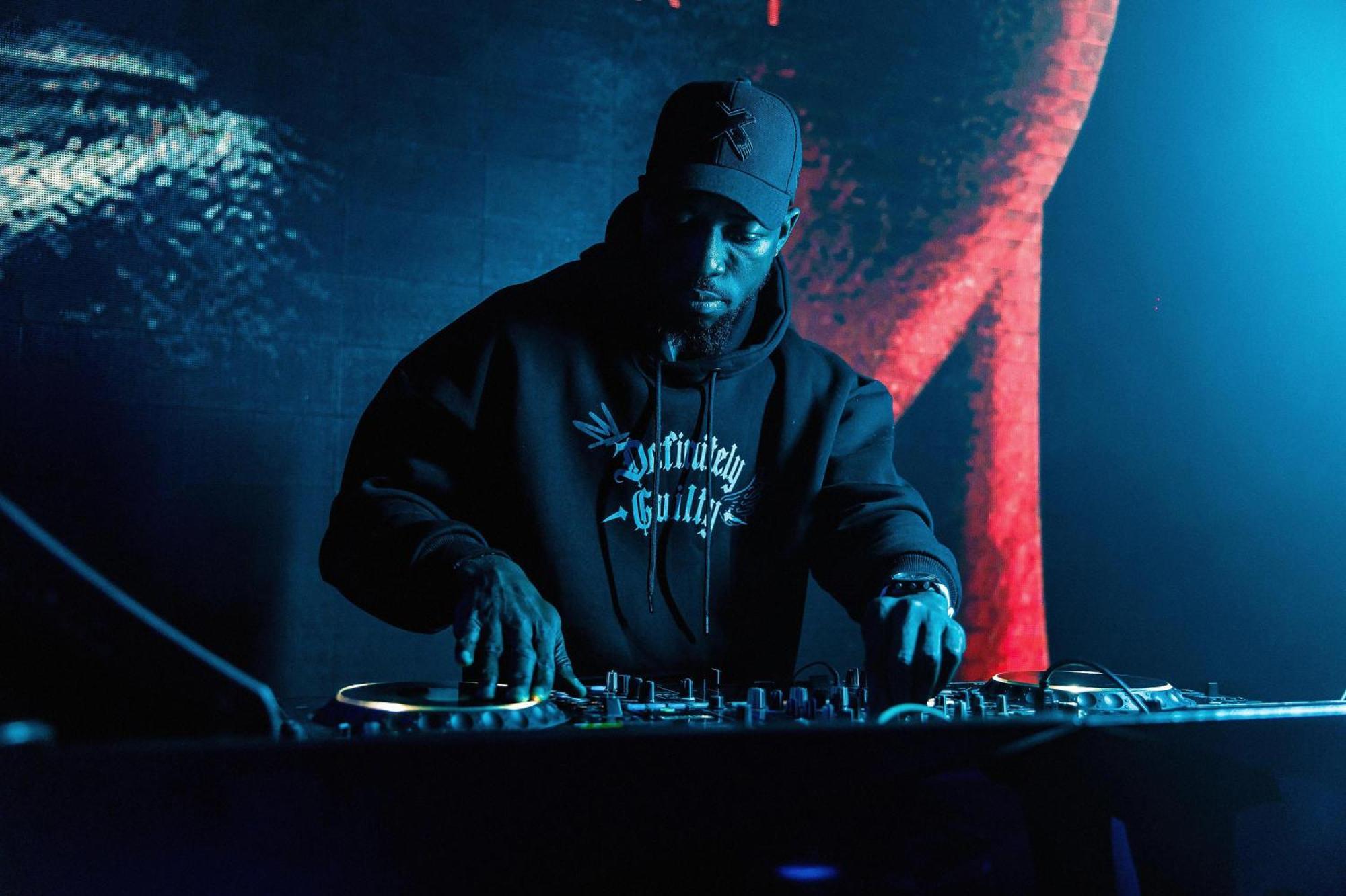 Dubai Marine Beach Resort & Spa Esterno foto DJ Shadow performing in 2013