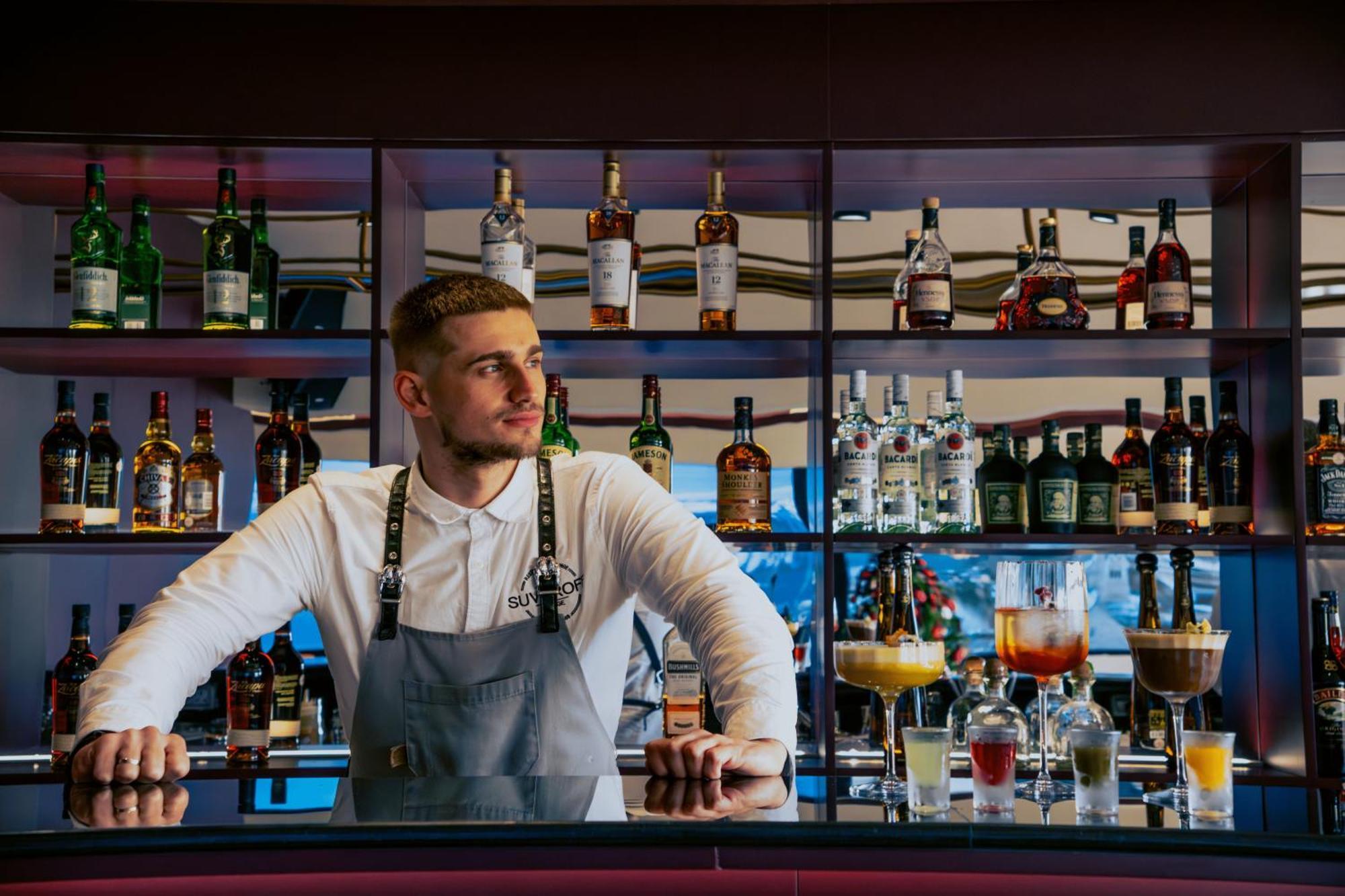 Dubai Marine Beach Resort & Spa Esterno foto A bartender at work