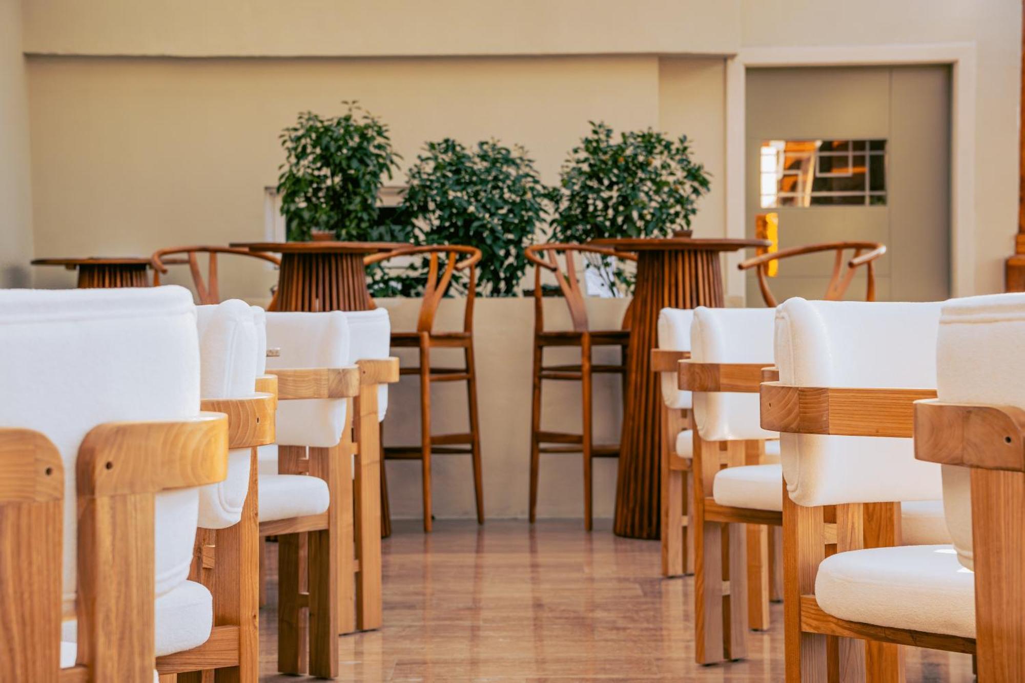 Dubai Marine Beach Resort & Spa Esterno foto Interior of the library